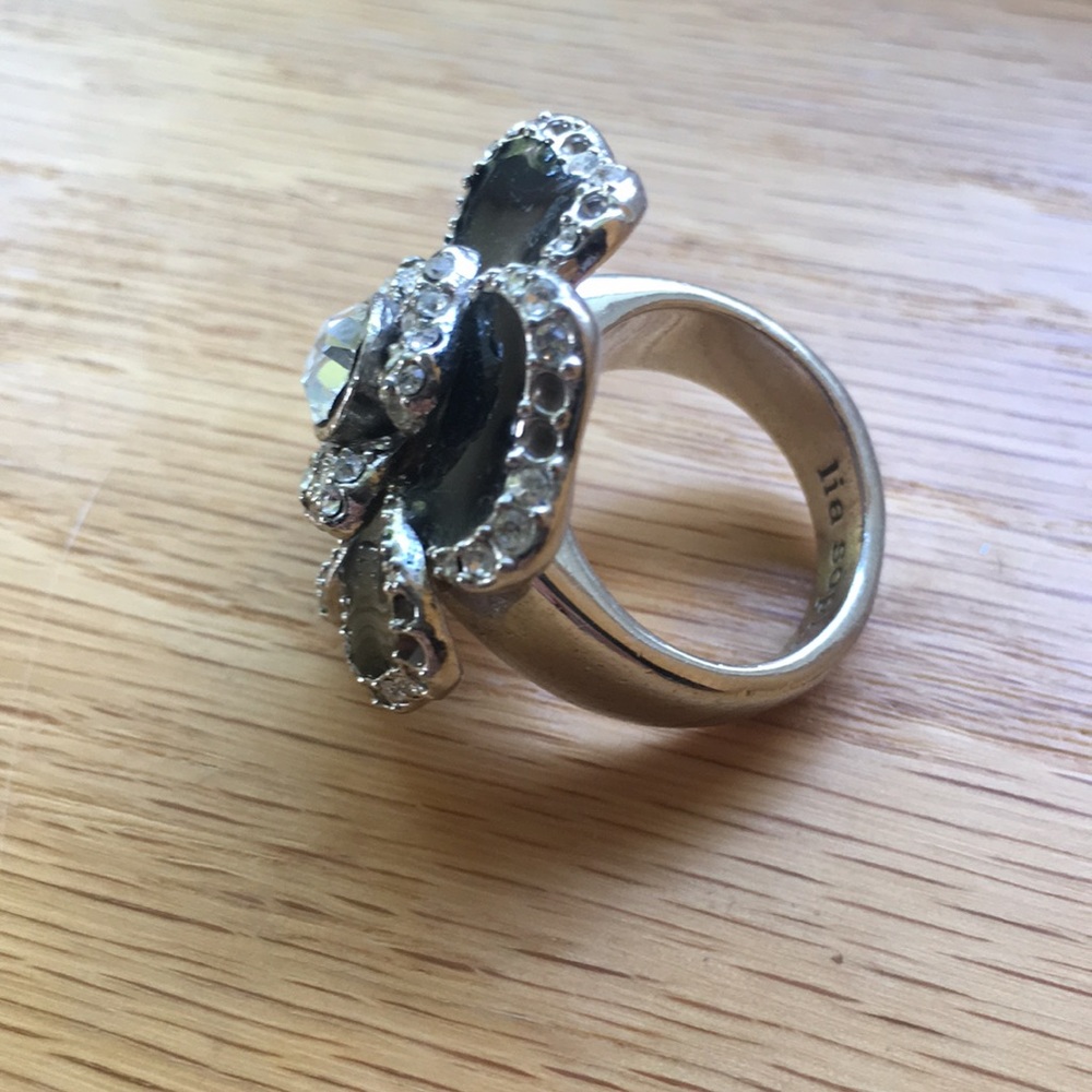 Beautiful flower ring - Picture 3 of 3